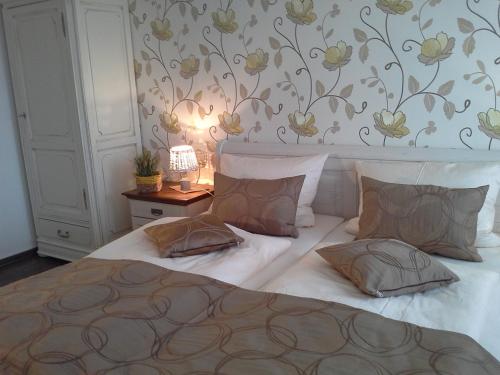 格拉登巴赫Gasthaus Hinterländer Schweiz的一间卧室配有一张床和一张带台灯的桌子
