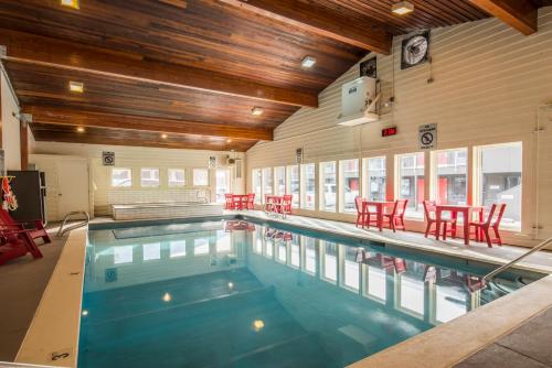 杰克逊高山现代汽车旅馆的一座带红色椅子的建筑中的游泳池