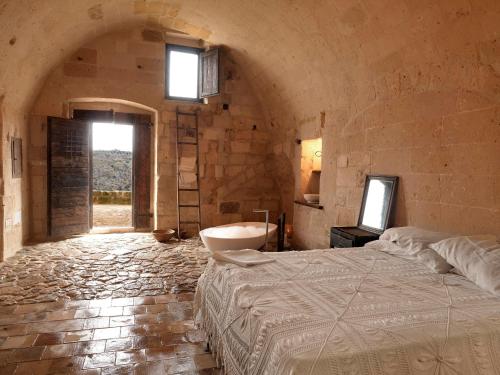 马泰拉勒格罗泰德拉奇维塔酒店的卧室配有床和浴缸