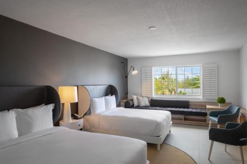 The Locale Hotel Grand Cayman客房内的一张或多张床位