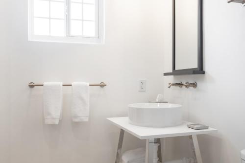 乔治敦The Locale Hotel Grand Cayman的白色的浴室设有水槽和镜子