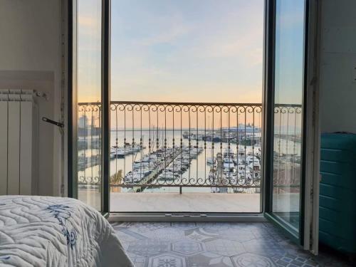 萨莱诺Nereidi Suites的一间卧室设有可欣赏海港景色的阳台