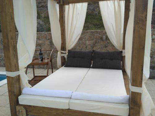 兹诺夫尼卡HIDDEN PARADISE - Villa by Split的配有白色窗帘的门廊内的一张床位