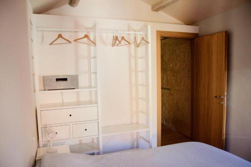 威尼斯Biennale House的一间卧室配有一张床和一个带微波炉的梳妆台。