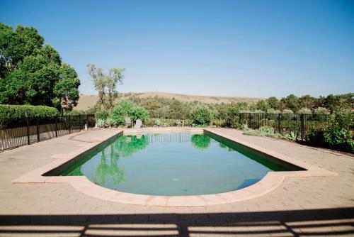 Luskintyre宁静山谷葡萄庄园旅馆的庭院中间的游泳池