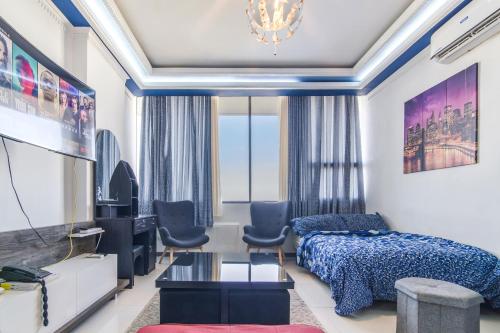 宿务Avenir Condo for rent near IT Park Cebu with FREE Netflix, 49-inch Samsung Curve TV的一间卧室配有一张床、一台电视和一张沙发