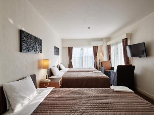 今归仁村布埃纳文图拉今归仁度假酒店的酒店客房设有两张床和电视。