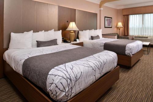 Best Western Plus Suites Hotel - Los Angeles LAX Airport客房内的一张或多张床位