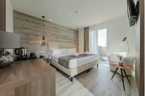 巴塞罗那绿洲酒店的卧室配有白色的床和木墙