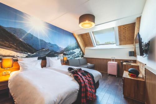 兰德赫拉夫Alpine Hotel SnowWorld的一间酒店客房,设有两张床和电视