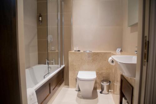 奥马红色小屋的带浴缸、卫生间和盥洗盆的浴室