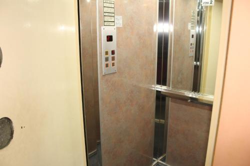亚历山德鲁波利斯希里酒店的室内带控制板的金属电梯