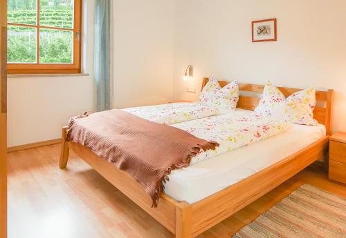 梅拉诺Weingut & Apartments Weitgruber Raffeis的一间卧室配有一张大床,提供粉色和黄色枕头