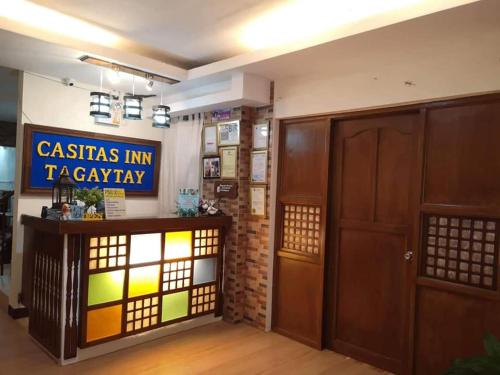 大雅台Casitas Inn Tagaytay Co.的墙上有门和标志的房间