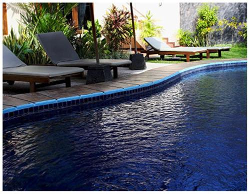 塞米亚克尼拉玛雅别墅酒店的游泳池旁设有2把躺椅