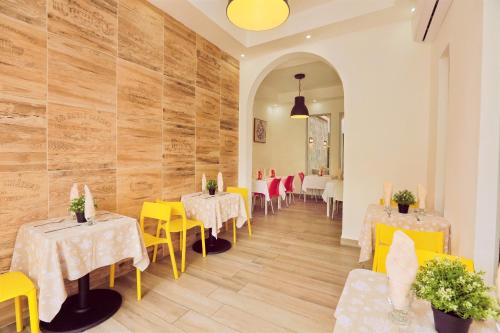 圣多明各RIG Puerto Malecón的用餐室配有桌子和黄色及白色的椅子