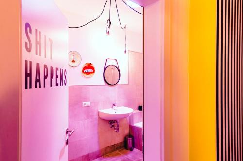 梅拉诺PEPPIS LOFT的一间带水槽和白色水槽的浴室