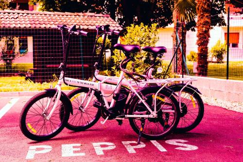 梅拉诺PEPPIS LOFT的停放在停车场的粉红色自行车