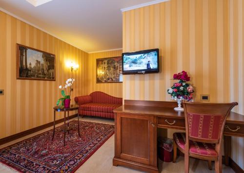 博尔塞纳利都酒店的一间带电视和红色沙发的客厅