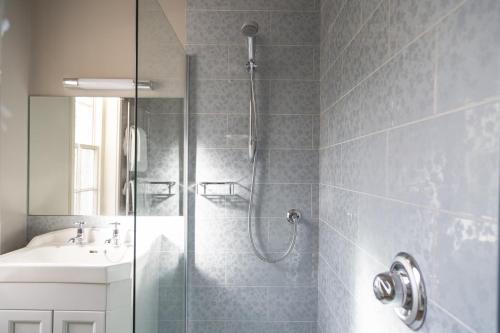 奥尔德堡The Cross Keys, Aldeburgh的带淋浴和盥洗盆的浴室