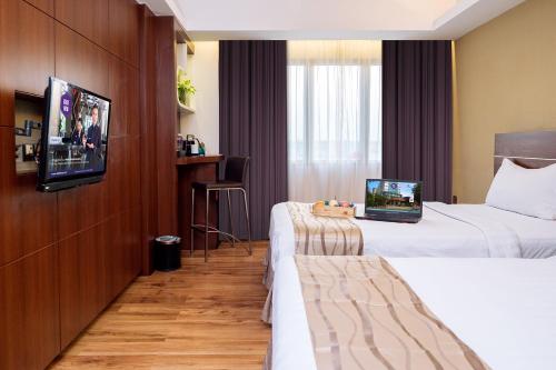 名古屋维也纳精品酒店的酒店客房设有两张床和一台平面电视。