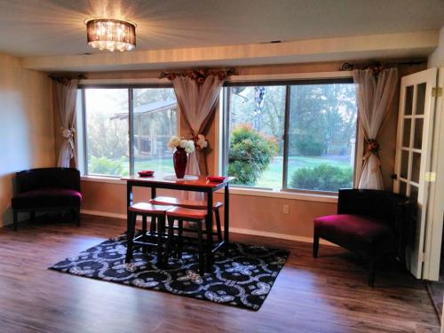 伍德兰Vancouver WA Beautiful Apartment的客厅配有桌椅和窗户。