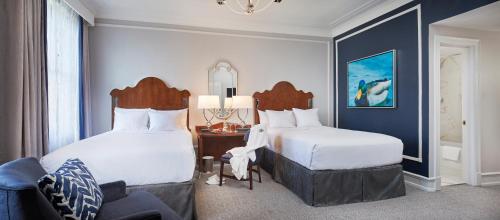 孟菲斯孟菲斯匹尔波地酒店的酒店客房,配有两张床和椅子
