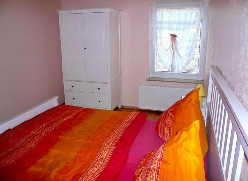 ZirchowFerienwohnung Fam. Gansau - Insel Usedom的一间小卧室,配有床和窗户