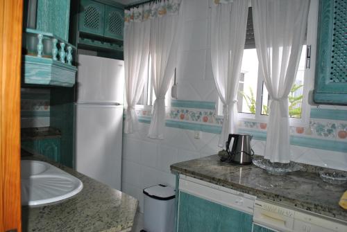 普拉多德尔雷Apartamento Rural Prado del Rey的一个带水槽和窗户的小厨房
