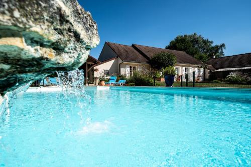 蒙特普利斯尚伯德Le Clos Lamy的一个带喷泉的游泳池