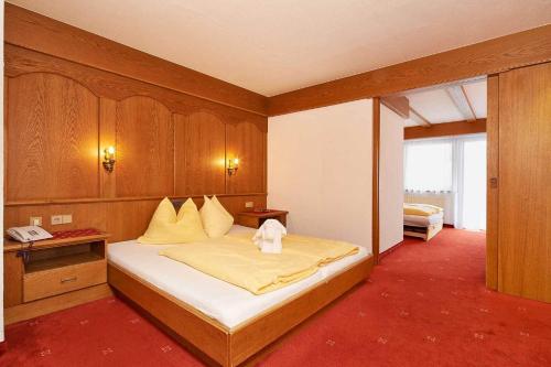 温特埃特维恩特洛尔酒店的一间卧室配有一张床和一部电话