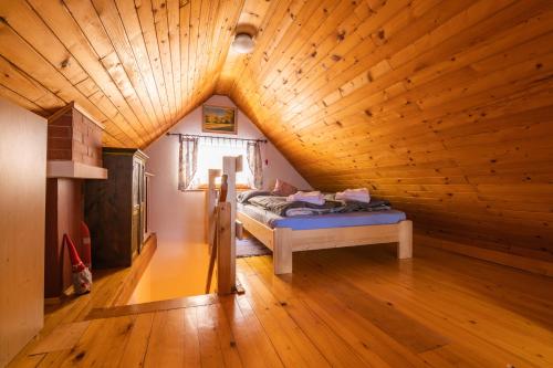 克拉尼斯卡戈拉House Franja - Spa and relax的卧室配有木制天花板上的床铺
