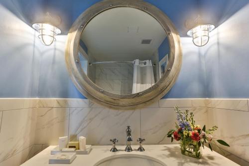 查尔斯顿查尔斯顿海港度假村的一间带大镜子的盥洗盆的浴室