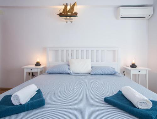 卢卡瓦克Villa Lapis Vis的一间卧室配有一张大床和两条毛巾