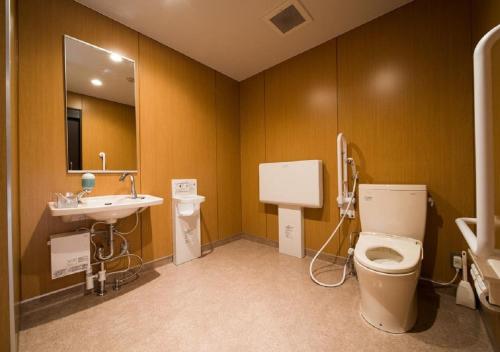 磐城Iwaki - Hotel / Vacation STAY 22975的一间带卫生间、水槽和镜子的浴室