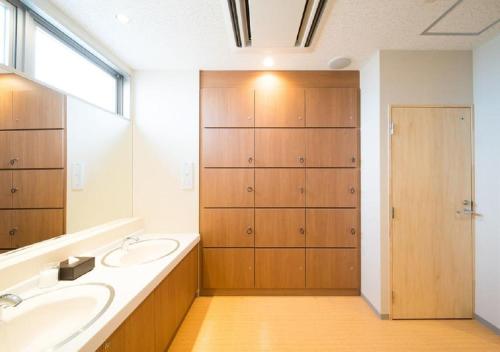 磐城Iwaki - Hotel / Vacation STAY 22975的一间带两个盥洗盆和大镜子的浴室