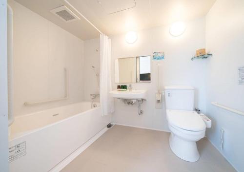 磐城Iwaki - Hotel / Vacation STAY 22975的白色的浴室设有卫生间和水槽。