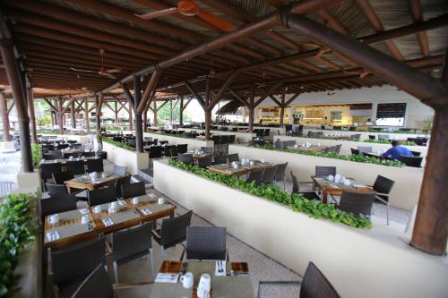 伊斯塔帕Pacifica Resort Ixtapa的大楼内带桌椅的餐厅