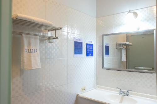 Status International Hotel的一间浴室