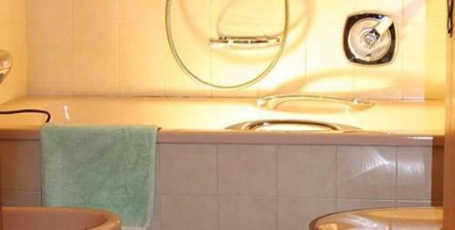 瓦尔道拉Berggasthof Trattes的一间带水槽、镜子和毛巾的浴室