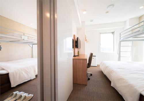 磐城Iwaki - Hotel / Vacation STAY 22988的一间酒店客房,设有两张床和电视