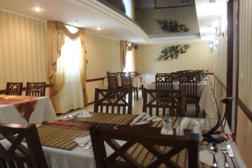 特鲁斯卡韦茨Вілла Анастасія的餐厅内带桌椅的用餐室
