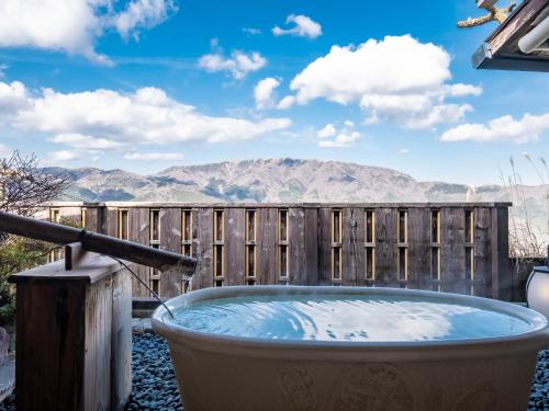 箱根箱根强罗亚麻代雅温泉日式旅馆的山景热水浴池