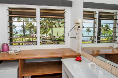 NamanggumangguaCrusoe's Retreat - Family Friendly的厨房设有窗户、水槽和浴缸。