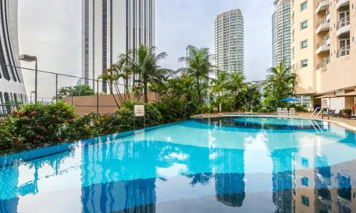 吉隆坡Perdana Kuala Lumpur City Centre的一座位于城市中心,拥有高楼建筑的游泳池