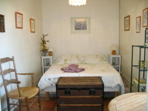 Jarzé拉美思纳赫里酒店的一间卧室配有一张床、一把椅子和一张桌子