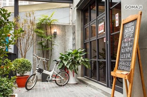 台南108巷会馆的一辆自行车停在餐厅外面,带有黑板