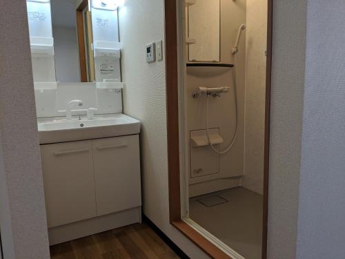 富士吉田市街のホテル的一间带水槽和淋浴的小浴室