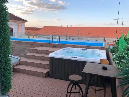 奥西耶克Boutique hotel Tvrđa的阳台顶部的热水浴池