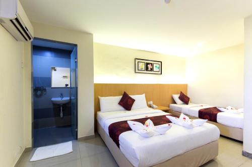 吉隆坡吉隆坡中心签名酒店的酒店客房带两张床和一间浴室